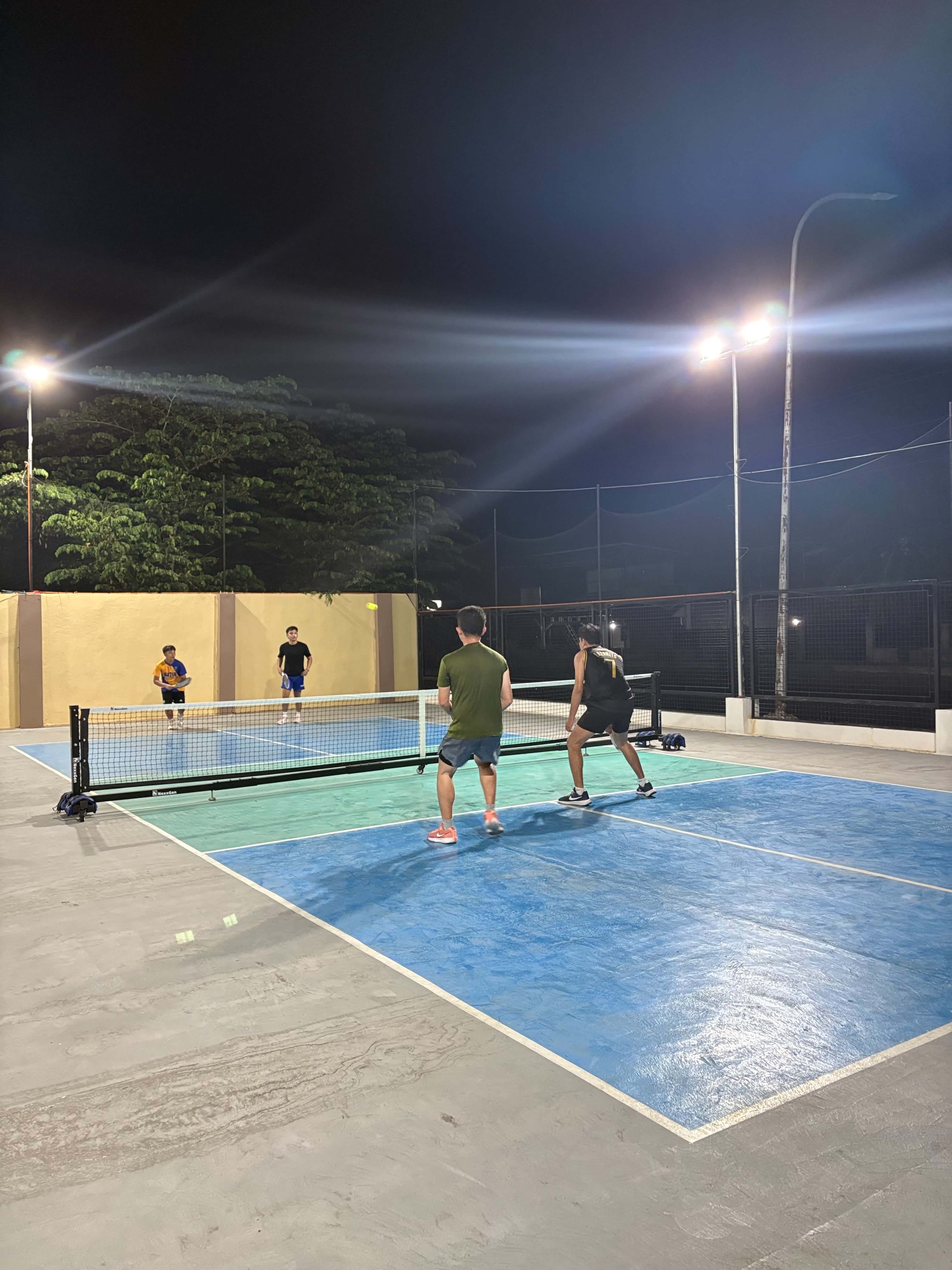 CurveSide Pickleball and Cafe